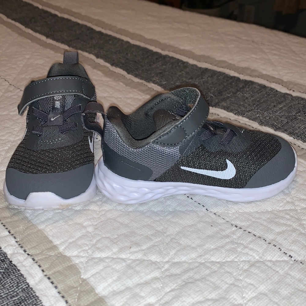 Nike toddler boy sneaker size 6